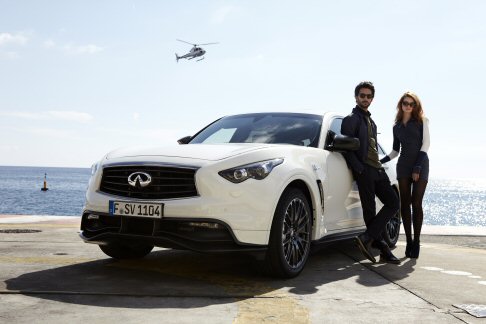 Infiniti - Nel frontale, il veicolo presenta un assetto pi basso e le luci comprendono nuovi LED antinebbia, i pi piccoli, e tra i pi potenti, antinebbia mai omologati.