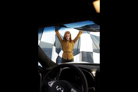 Infiniti - Sul retro, l'alettone del tetto in fibra di carbonio  montato su supporti in lega e il suo profilo  disegnato per assicurare la massima efficienza aerodinamica. 