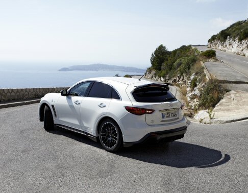 Infiniti - Ciascuno dei 150 modelli  contraddistinto da tre speciali targhe con il logo Vettel, due ai lati e una sul portellone posteriore.