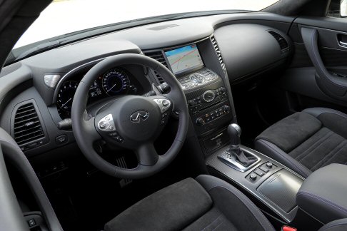 Infiniti - Il motore V8 da 5 litri, dotato di sistema VVEL (VVEL, Variable Valve Event and Lift: variazione continua dell'apertura e alzata delle valvole), garantisce potenza e massima efficienza.
