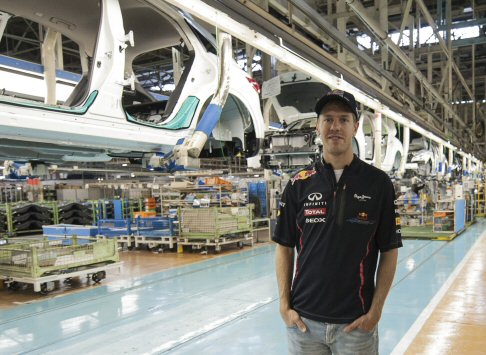 Infiniti - La vettura raggiunge una velocit autolimitata di 250 km/h e accelera da 0 a 100 km/h in 5,6 secondi.