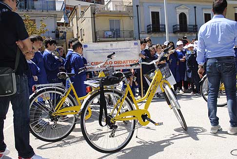 Bike - Innagurato il nuovo serizio di Bike Sharing presente ad Acquaviva delle Fonti. In Puglia, il progetto � stato realizzato anche a Bari, BAT (Trani Andria Barletta), Lecce, Ugento e per l�estate verr� inagurato anche nel gargano a Vieste e Peschici.