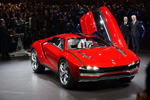 Italdesign Giugiaro - Il design esterno integra le tipicit di un veicolo SUV, del Cross, della Gran Turismo e di una vettura sportiva a motore centrale, ottenendo un architettura robusta, snella e filante. 