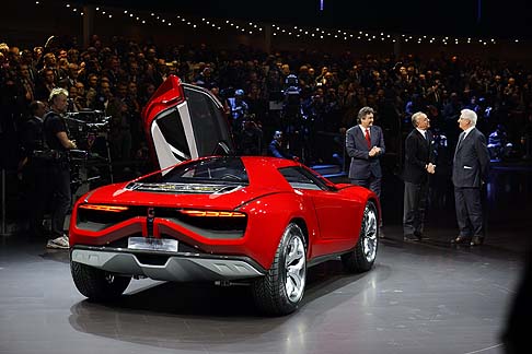 Italdesign Giugiaro - Parcour offre due porte, leggerissime, realizzate in fibra di carbonio, la cui apertura a farfalla  tipica delle vetture endurance.