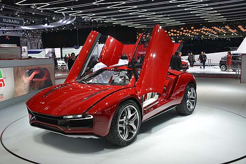 Italdesign Giugiaro - Funzionalit ed ergonomia caratterizzano anche gli interni, dove i comandi sono stati raggruppati sul volante e sulla plancia. I due sedili sono fissi e posizionati pi indietro. 