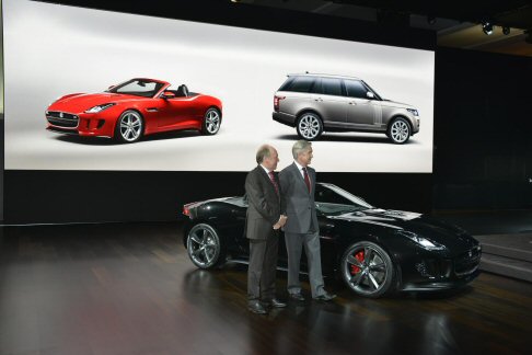 Jaguar - Contraddistinta dallimpiego della pi avanzata architettura Jaguar in alluminio leggero irrigidito, la F Type ha una distribuzione del peso bilanciata in modo ideale.