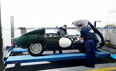 Jaguar - Il programma include molti eventi, tra i quali spiccano la Mille Miglia, il Pebble Beach Concours d'Elegance ed ogni gara dellE-type Challenge nel Regno Unito. 