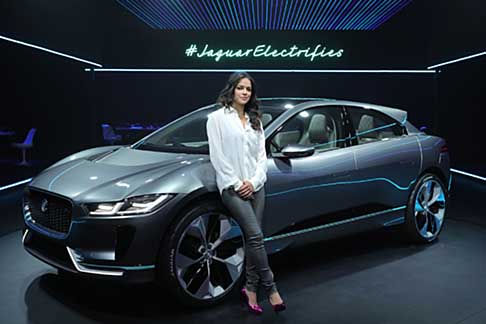 Jaguar - Questo SUV a cinque posti, unisce il profilo di una coup con un il design cab-forward, ispirato alla supercar C-X75.