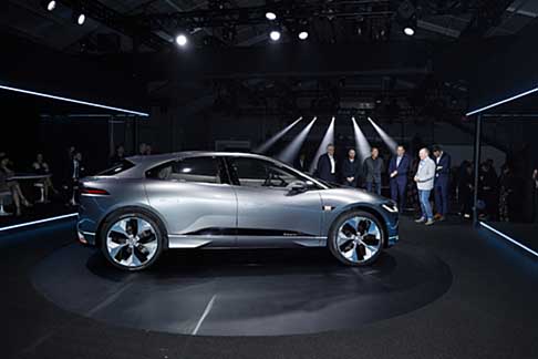 Jaguar - Priva di motore a combustione interna e del tunnel della trasmissione, il design della Jaguar I-Pace Concept sposta labitacolo in posizione avanzata.