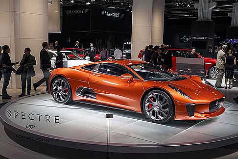 Jaguar - Nel film SPECTRE una Jaguar C-X75 sfreccia al chiaro di luna per le vie di Roma