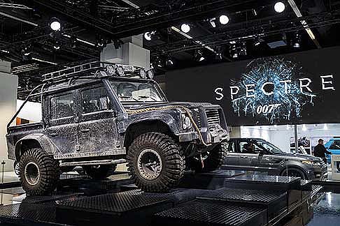 Land Rover - I Defender sono stati realizzati dalla Divisione JLR Special Operations, con grandi pneumatici off-road da 37 pollici e una speciale protezione per affrontare le strade di montagna coperte di neve. 