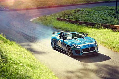Jaguar - Il nome Project 7 deriva dalle sette vittorie di Jaguar a Le Mans tra il 1951 e il 1990, mentre la tinta blu della carrozzeria ricorda le vittorie della Jaguar D-type del 1956 e del 1957.