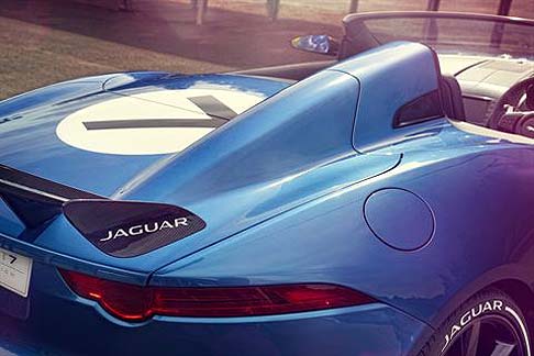 Jaguar - Gli interni speciali sono caratterizzati da un sedile a struttura mista, con sistema di ritenuta sportivo, vano portacasco e finiture personalizzate. 