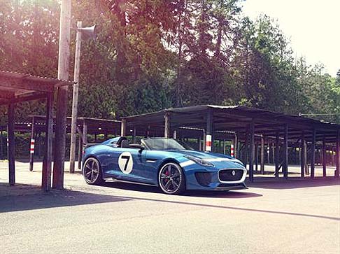 Jaguar - Il sedile del passeggero  stato sostituito da un vano di alloggiamento per il casco, che contiene un casco appositamente disegnato per Project 7 di colore blu con grafiche abbinate, fissato con una specifica imbracatura. 