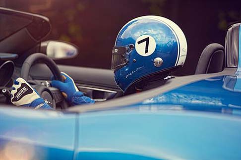 Jaguar - I cerchi in lega leggera Blade sono da 20 pollici con inserti in fibra di carbonio.