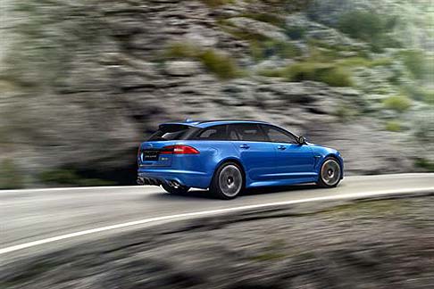 Jaguar - Esteticamente, l'aspetto della XFR-S Sportbrake  stato modificato per consentirle di sprigionare tutto il suo pieno potenziale.