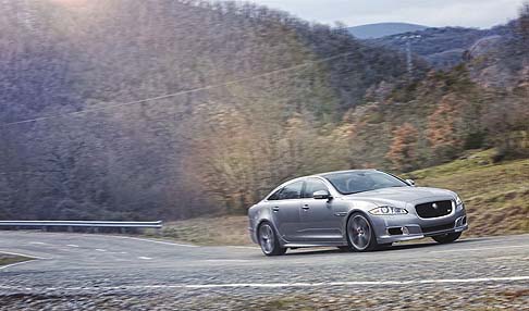 Jaguar - Per quanto riguarda la Jaguar XJR, alcune anticipazioni sono gi circolate sul web alla vigilia del Salone di New York. 