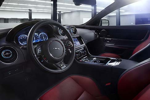 Jaguar - Lo scatto 0-100 km/h di questa berlina di fascia alta avviene in 4.6 secondi mentre la velocit massima  elettronicamente limitata a 280km/h. 