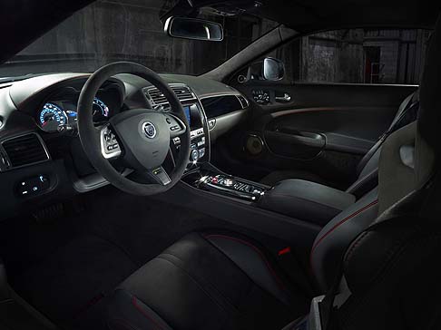 Jaguar - Gli interni neri, con accenti rossi, presentano sedili Performance elettricamente regolabili in 16 posizioni, rifiniti in pelle soft-grain Warm Charcoal e pelle scamosciata, con i loghi Jaguar e R-S GT integrati nello schienale.