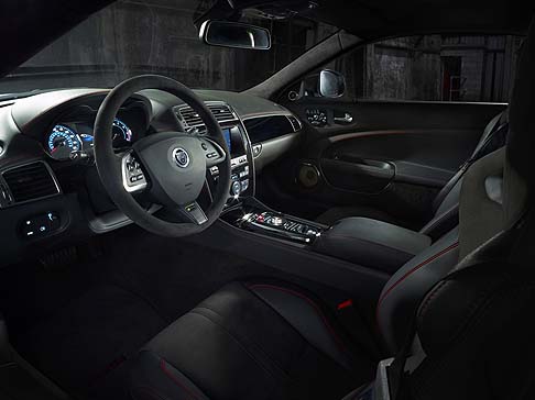 Jaguar - Gli interni neri, con accenti rossi, presentano sedili Performance elettricamente regolabili in 16 posizioni, rifiniti in pelle soft-grain Warm Charcoal e pelle scamosciata, con i loghi Jaguar e R-S GT integrati nello schienale.
