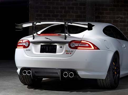 Jaguar - La XKR-S GT adotta un sistema a molle gemelle derivato dalle corse automobilistiche, accoppiato al sistema Jaguar Adaptive Dynamics, dove gli ammortizzatori sono regolabili per laltezza di marcia. 