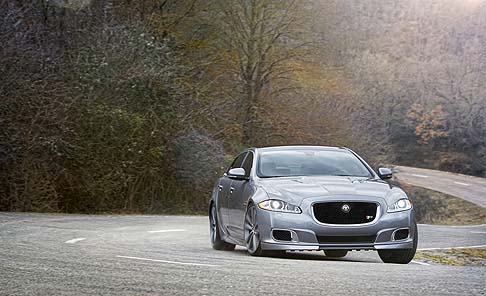 Jaguar -  Due interessanti novit sfilano nella vetrina internazionale del Salone di New York negli spazi dedicati alla britannica Jaguar, che aggiunge due ulteriori perle alla gamma R ad alte prestazioni, la XJR berlina e la XKR-S GT. 