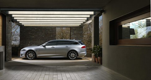Jaguar - Non solo berlina sportiva, la britannica Jaguar XF si presenta al Salone di Ginevra 2012 in una veste inedita, quella di wagon, per offrire ancora pi versatilit.