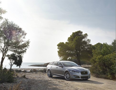 Jaguar - Jaguar XF Sportbrake  completamente nuova a partire dal montante B fino alla coda, che le dona unestetica diversa.