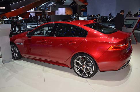 Jaguar - Il sistema AWD è disponibile insieme al cambio automatico ZF a otto rapporti.