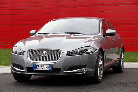 Jaguar - Novit in arrivo sulla berlina di lusso Jaguar XF, che nella versione MY 2014 presenta interessanti miglioramenti.