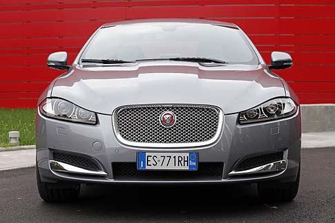 Jaguar - Per il mercato italiano, sar disponibile una versione Limited Edition della XF 2.2D da 163 CV, equipaggiata con Bluetooth, cerchi da 18 pollici e sensori di parcheggio posteriori, al prezzo di 40.850,00 euro.