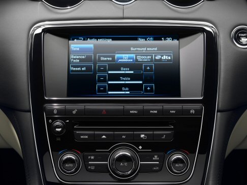 Jaguar - Anche il sistema Jaguar touchscreen di infotainment, integrato nella XF e nella XJ, nel MY 2013,  stato aggiornato. 
