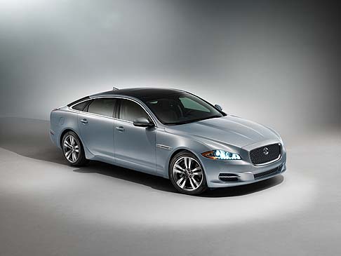 Jaguar - Rivitalizzata per essere sempre appetibile dallesclusiva e selezionatissima clientela, la Jaguar XJ MY 2014 rappresenta lultima di una lunga serie di lussuose berline sportive del brand dOltremanica.