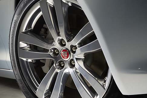 Jaguar - I clienti della XJ MY 2014 potranno scegliere fra 15 diverse tinte.
