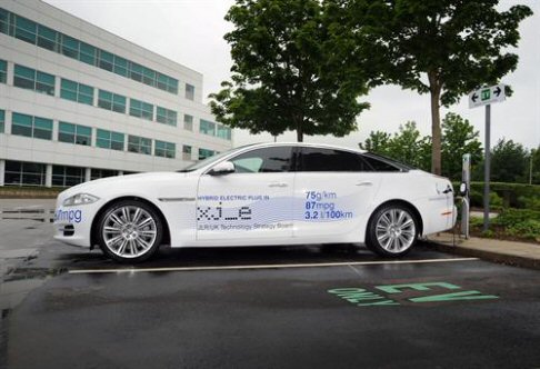 Jaguar - Con una potenza massima di 334PS, la XJ_e vanta prestazioni eccezionali e una migliorata economicit dei consumi che si attestano su valori pari a 3.2l/100km, traducendosi in unautonomia massima di 1.092 km con un pieno di carburante. 
