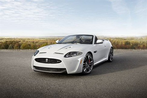 Jaguar -  Il volante a tre razze rivestito in pelle, i pedali sono in acciaio lucido, mentre le finiture in alluminio scuro rendono labitacolo sportivo. 