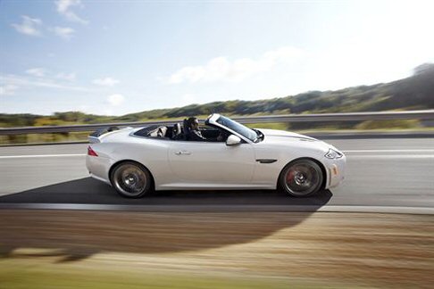 Jaguar - La meccanica risulta particolarmente raffinata, come dimostrano la presenza del cambio automatico a 6 rapporti dotato di Active Differential. 