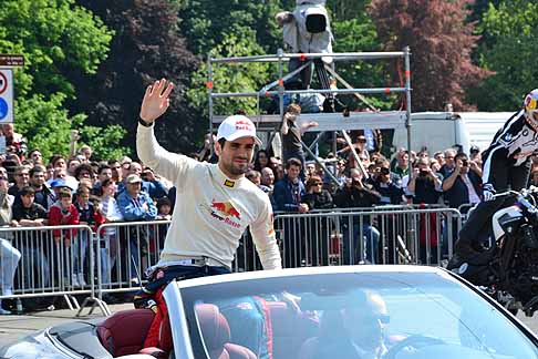 Red Bull - Il pilota di F1 Jaime Alguersuari della Toro Rosso al Red Bull F1 Show Run 2011 di Torino