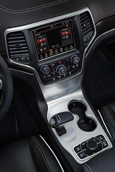 Jeep - Alla ricca dotazione della precedente generazione, la nuova Jeep Grand Cherokee 2014 aggiunge sistemi di sicurezza come il ForwardCollisionWarning con Crash Mitigation.