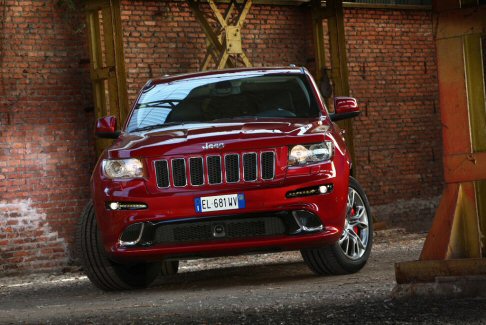 Jeep - Spazioso e confortevole, labitacolo prevede un nuovo volante sportivo riscaldabile rivestito in pelle traforata con comandi del cambio integrati. 