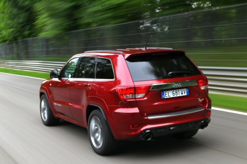 Jeep - Il fuoristrada  disponibile nelle tonalit Brilliant Black, Bright Silver, Mineral Gray e Deep Cherry. 