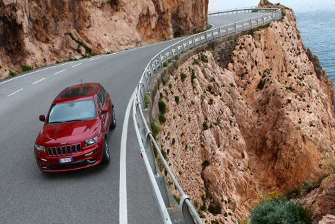 Jeep - La dotazione di serie full-optional include doppio tetto panoramico CommandView, sistema di intrattenimento e navigazione satellitare UConnect GPS, impianto audio Harman Kardon da 825 watt e 19 altoparlanti. 