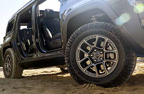SUV 2027 - Il nuovo Jeep Recon SUV elettrico rivoluziona l�off-road a zero emissioni. Questo fuoristrada 4x4 EV unisce lo stile iconico del brand a una tecnologia all�avanguardia. Offre prestazioni eccezionali e un�autonomia pensata per l�avventura estrema