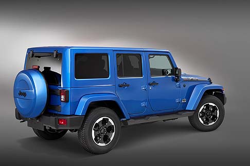 Jeep  - Realizzata sulla base della versione Sahara di Jeep Wrangler, la serie speciale offre una nuova griglia a sette feritoie di colore nero lucido, cofano motore rialzato, nuovo copriruota di scorta rigido e hard top modulare Freedom TopTM.