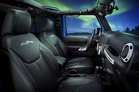 Jeep  - Il comfort  assicurato dalla dotazione di serie che include climatizzatore automatico, volante in pelle con comandi integrati, sedili anteriori riscaldabili, sedile del guidatore regolabile in altezza.