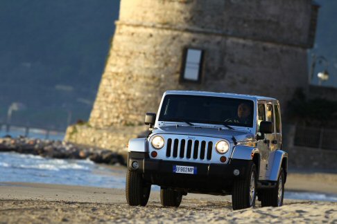 Jeep - Disponibile sul mercato, la nuova Jeep Wrangler Unlimited MY13 offre interessanti novit sia per quanto riguarda il pack di dotazioni che lo stile.