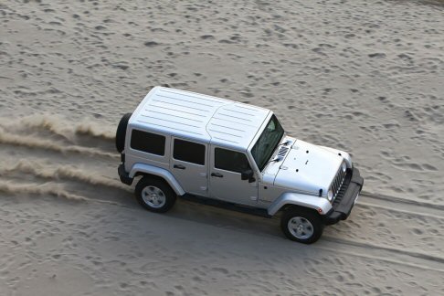Jeep - Con la gamma 2013 sono inclusi nell’equipaggiamento l’impianto audio Alpine® con 6 casse e subwoofer, lo specchietto retrovisore auto anabbagliante con luci di lettura a led e il sistema di monitoraggio della pressione degli pneumatici