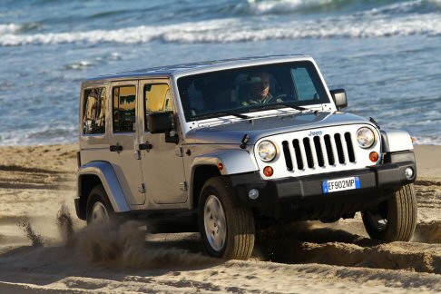 Jeep - In dettaglio, la versione quattro porte viene commercializzata In Italia in due versioni, Sahara e Rubicon, e due unit: il motore a benzina da 3,6 litri Pentastar da 284 CV e il turbodiesel 2.8 CRD da 200 CV.