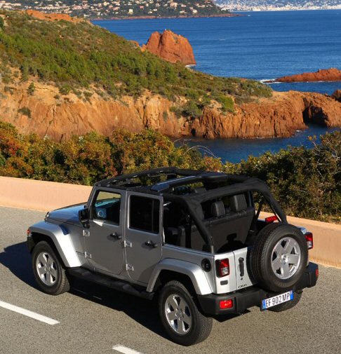 Jeep - Completano le dotazioni i dispositivi Hill Descent Control e Hill Start Assist. 