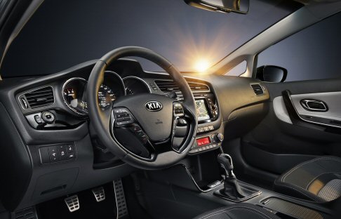 Kia - Gli interni, curati, promettono dotazioni di fascia premium. 